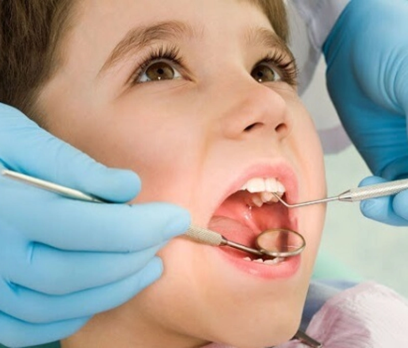 Trẻ em có bọc răng sứ được không?