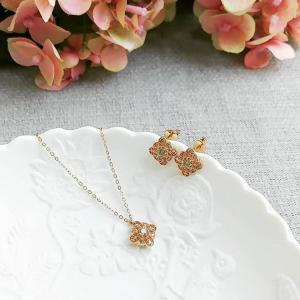 Bộ dây chuyền vàng 18K cùng với bông tai vàng 18K