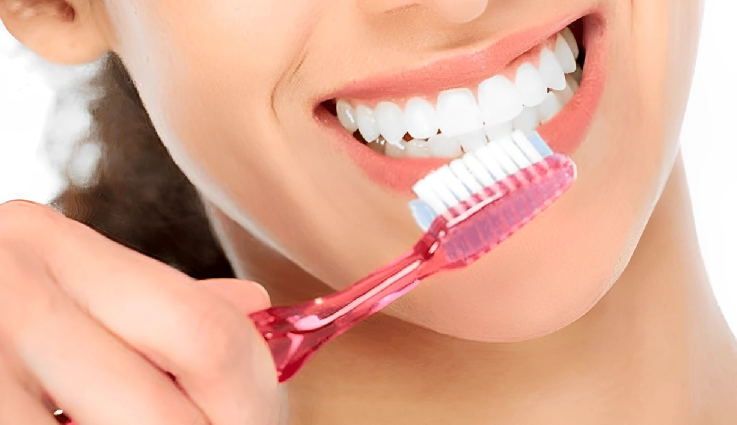 Vệ sinh răng sứ không đúng cách cũng khiến bọc răng sứ bị hôi miệng
