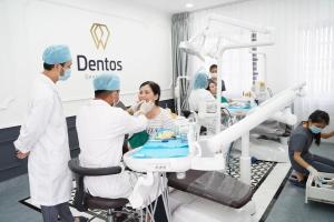 Nha sĩ của Dentos đang kiểm tra sức khỏe răng miệng của khách hàng.