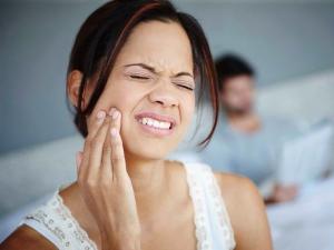 Những người có bệnh lý nhiễm trùng nghiêm trọng không nên bọc răng sứ thẩm mỹ.