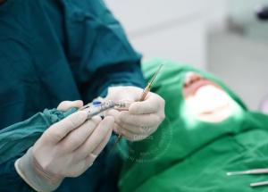 Máy khoan implant cũng là một công cụ quan trọng, hỗ trợ đắc lực cho bác sĩ
