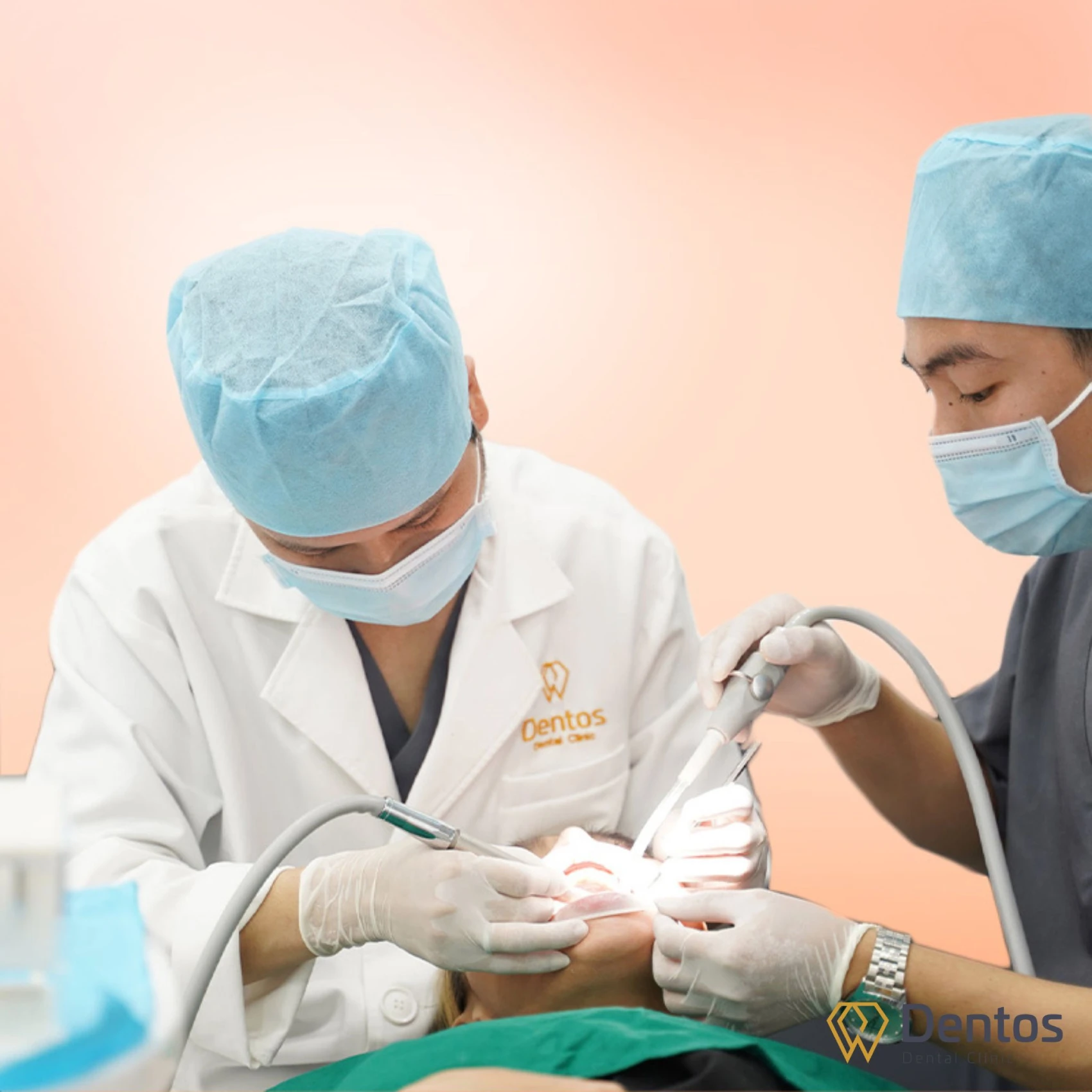 Bác sĩ dùng dụng cụ chuyên dụng để mài răng theo tỷ lệ được tính toán từ trước