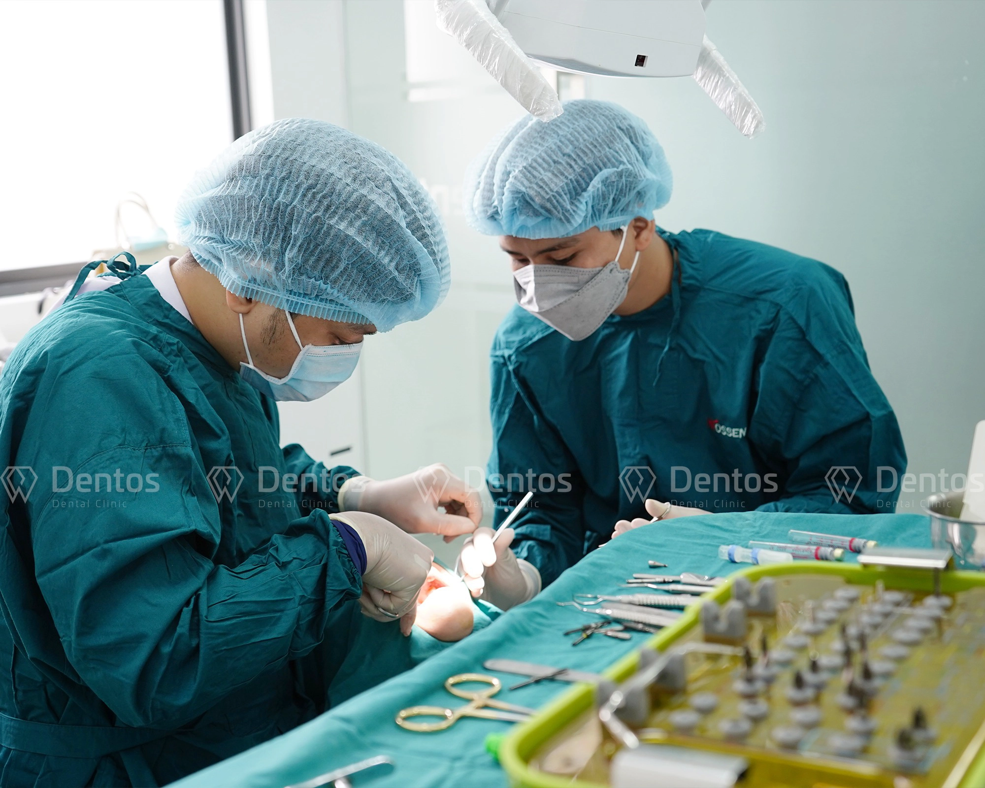 Quá trình đặt trụ Implant được thực hiện nhẹ nhàng trong phòng phẫu thuật vô trùng