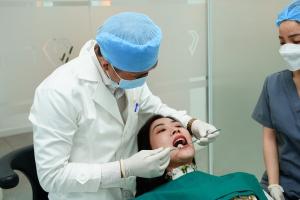 Thăm khám tổng quát để kiểm tra người bệnh có đủ điều kiện bọc răng sứ hay không