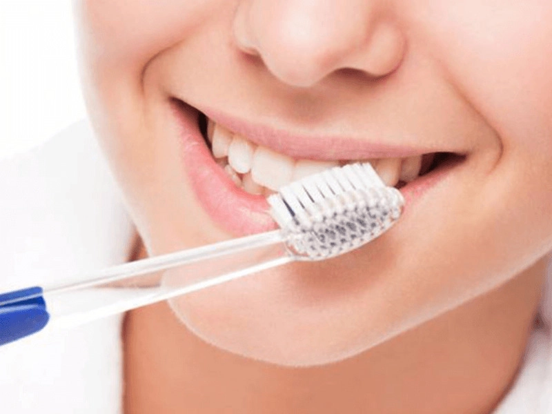 Hãy chú ý vệ sinh răng miệng kỹ lưỡng sau khi bọc răng sứ