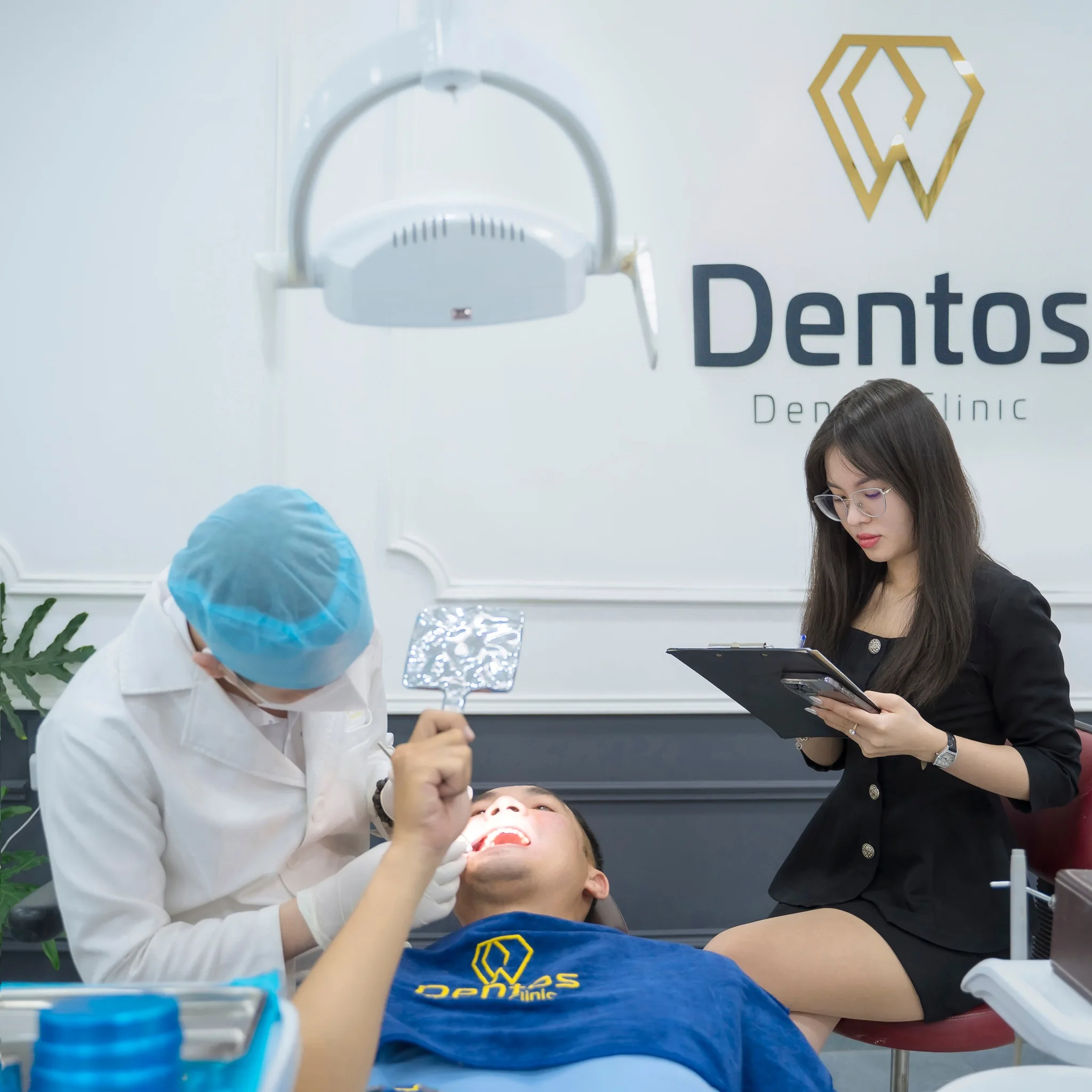 Bước thăm khám tổng quát là vô cùng quan trọng trong quy trình bọc răng sứ 