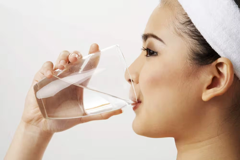 Súc miệng nước muối ấm giúp sát khuẩn nhẹ và làm dịu nướu