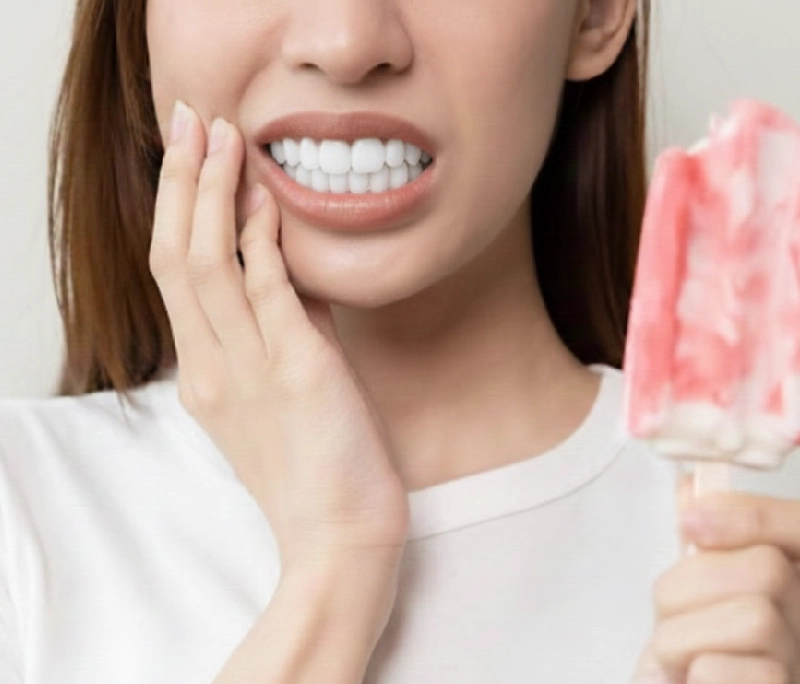 Làm răng sứ ăn uống đồ nóng lạnh được không? Có buốt không?