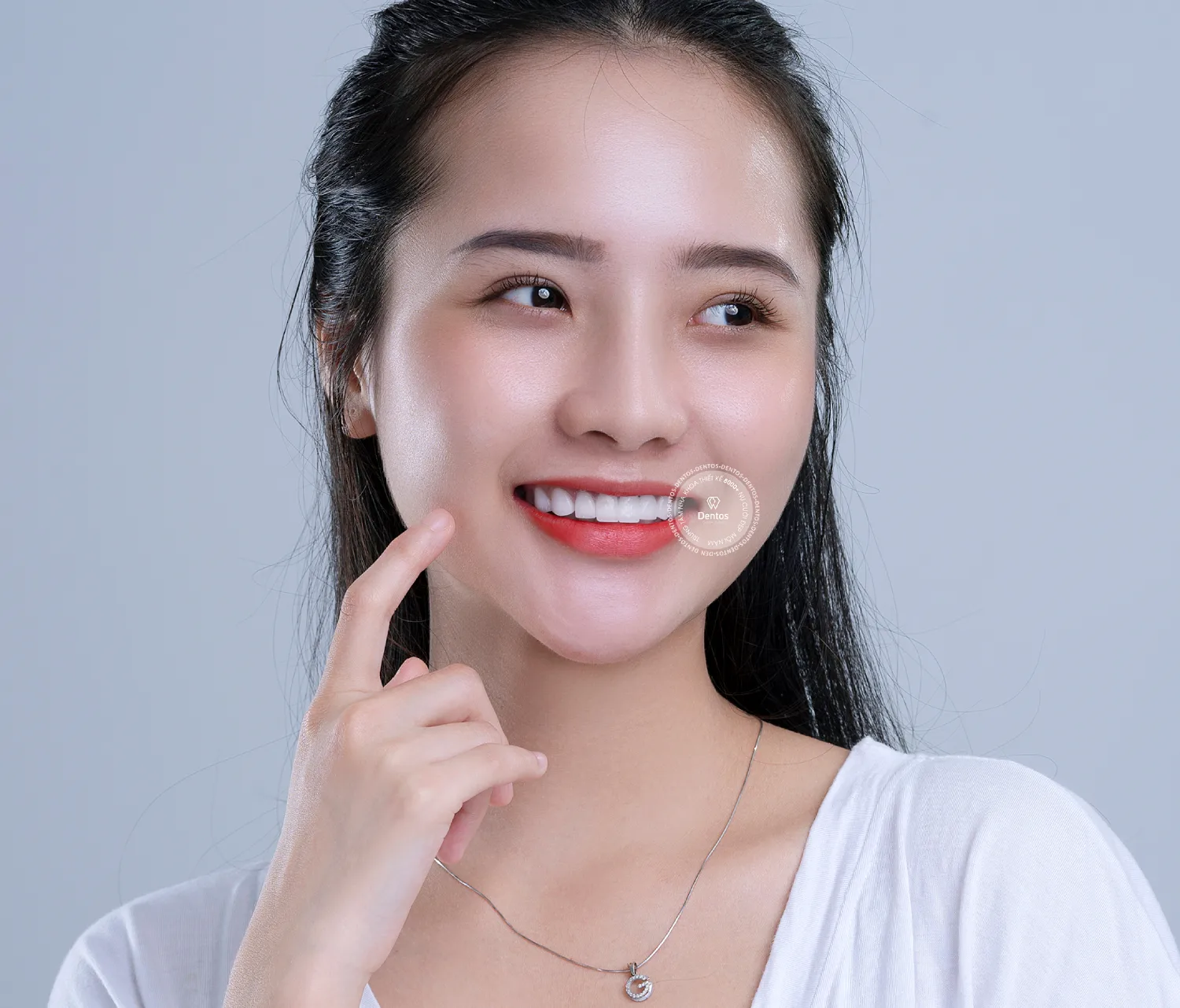 Răng sứ trắng quá phải làm sao? Cách xử lý răng sứ trắng đục